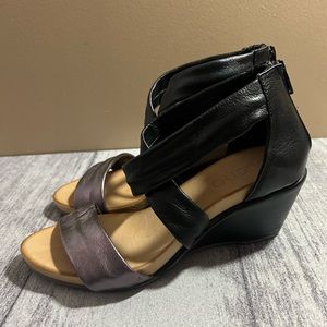 Bueno Iona In Pewter/Black Metallic Leather Wedge Heel Sandals Size EU 38 US 7